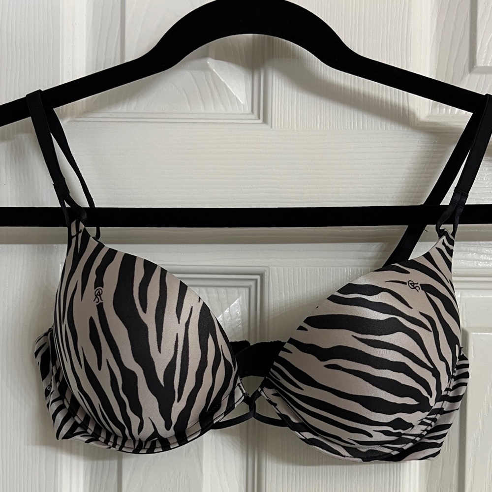 Victoria’s Secret bra size 34B good condition pre-owned.